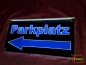 Preview: LED Orientierungsschild " Parkplatz + Pfeil " - individueller Wegweiser Hinweisschild Navigationsschild Wegschild Leuchtschild