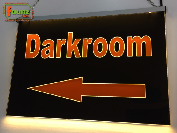 LED Orientierungsschild "Darkroom" Hinweisschild Navigationsschild Wegschild Wegweiser Leuchtschild