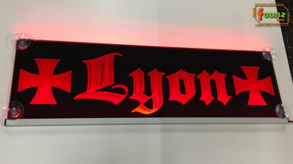 LED Namensschild Symbolik Eisernes Kreuz Gravur "Lyon" oder Wunschname auf Rechteckplatte - Truckerschild Neonschild Leuchtschild