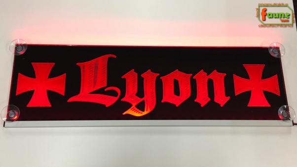 LED Namensschild Symbolik Eisernes Kreuz Gravur "Lyon" oder Wunschname auf Rechteckplatte - Truckerschild Neonschild Leuchtschild