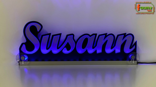 Beispielhafter Name Susann in silber folierter konturgravur mit LEDs blau