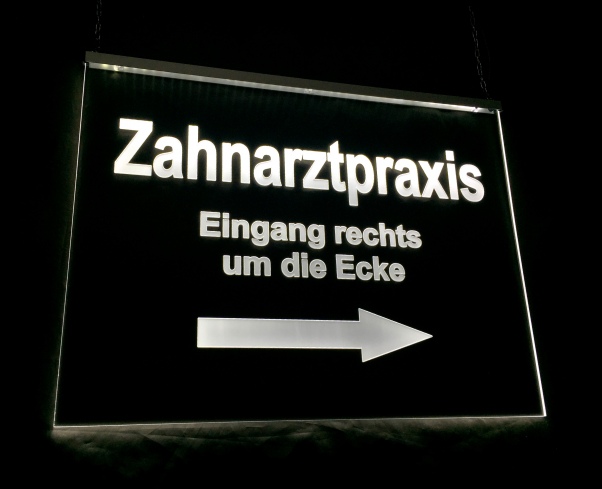 LED Orientierungsschild "Zahnarztpraxis" - individueller Wegweiser mit Ihrer Geschäftsbezeichnung Pfeil Hinweisschild Navigationsschild Wegschild Wegweiser Leuchtschild