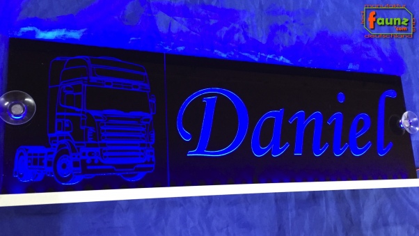 LED Namensschild Detailzeichnung Zugmaschine Gravur "Daniel" oder Wunschname auf Rechteckplatte - Truckerschild Neonschild Leuchtschild