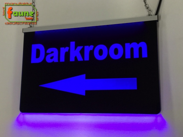 LED Orientierungsschild "Darkroom" Hinweisschild Navigationsschild Wegschild Wegweiser Leuchtschild