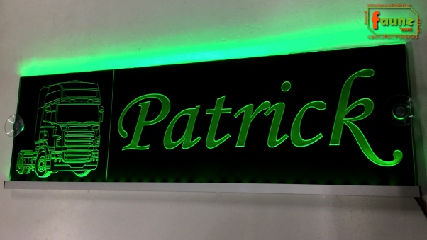 LED Namensschild Detailzeichnung Zugmaschine Gravur "Patrick" oder Wunschname auf Rechteckplatte - Truckerschild Neonschild Leuchtschild