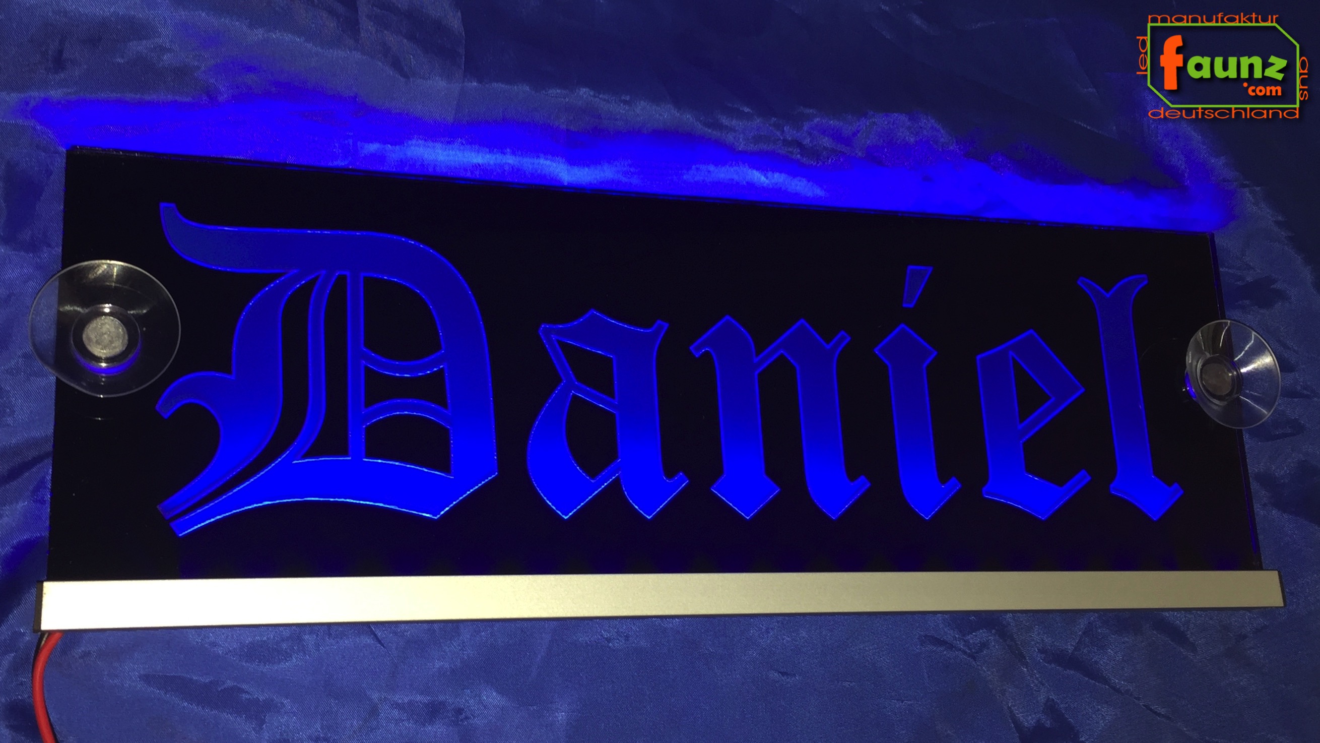LED Namensschild Gravur Daniel oder Wunschname in Frakturschrift  Oldenglish auf Rechteckplatte - Truckerschild Neonschild Leuchtschild