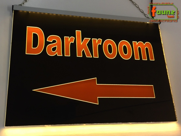 LED Orientierungsschild "Darkroom" Hinweisschild Navigationsschild Wegschild Wegweiser Leuchtschild