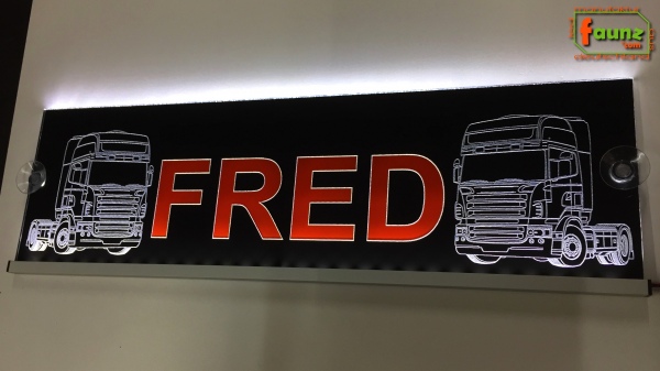 LED Namensschild Detailzeichnung Zugmaschine Gravur "FRED" oder Wunschname in Großbuchstaben auf Rechteckplatte - Truckerschild Neonschild Leuchtschild