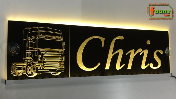LED Namensschild Detailzeichnung Zugmaschine Gravur "Chris" oder Wunschname auf Rechteckplatte - Truckerschild Neonschild Leuchtschild