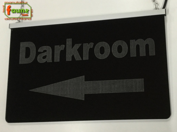 LED Orientierungsschild "Darkroom" Hinweisschild Navigationsschild Wegschild Wegweiser Leuchtschild